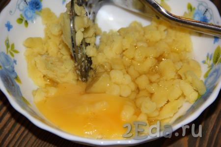 Для приготовления клёцек: картофель размять толкушкой, добавить яйцо и соль.