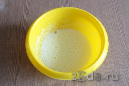 Яйцо с сахаром с помощью миксера взбейте в миске в пышную, белую массу.