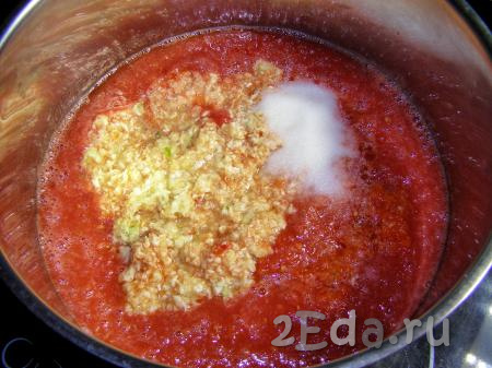 Переливаем измельчённые помидоры в кастрюлю с толстым дном, добавляем измельчённые через мясорубку хрен, чеснок и острый перец, кладём соль и перемешиваем.