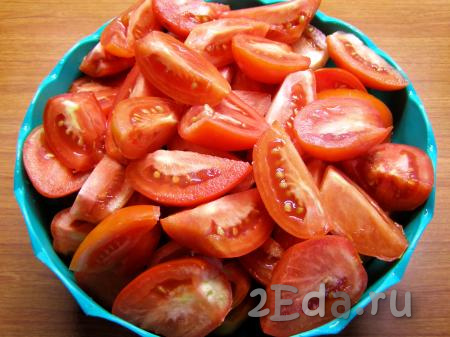 Если вы хотите, чтобы соус получился более густым, лучше всего взять плотные, мясистые помидоры, например, сорта "сливка". Тщательно моем их, даём немного обсохнуть и разрезаем каждый помидор на 2-4 части (чтобы помидорчики поместились в горлышко мясорубки), плодоножку вырезаем.
