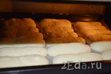 Далее в горячую духовку отправляем наше печенье "Савоярди" и выпекаем сначала при температуре 200 градусов минут 10, а затем убавляем температуру до 180 градусов и печём ещё 12-15 минут.