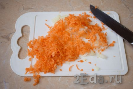 Пока варится картофель и гречка, займитесь овощами. Очистите лук и морковь. Лук мелко нарежьте, а морковь натрите на тёрке.