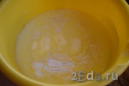 Выливаем тёплую смесь молока и масла в миску к яйцам с сахаром и добавляем разрыхлитель, перемешиваем до однородности.