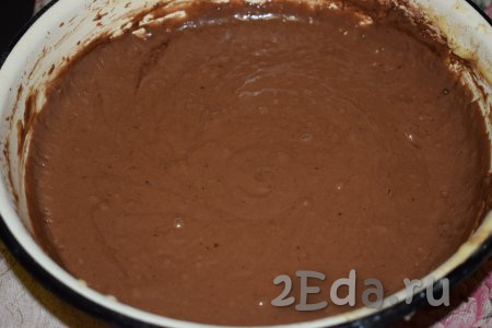 Дадим тесту постоять пару минут для того, чтобы какао разошлось, и наше шоколадное бисквитное тесто готово.