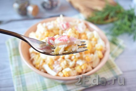 Переложите в салатник и подавайте нежный, сытный и яркий крабовый салат с кукурузой, рисом и яйцами к столу! Уверена, вкус этого салатика многим придётся по вкусу!