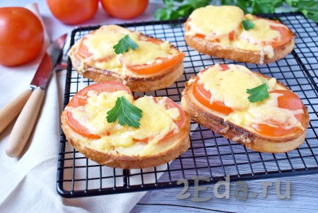 Вкусные, сытные гренки с помидорами и сыром готовы! Подавайте их к столу в горячем виде.
