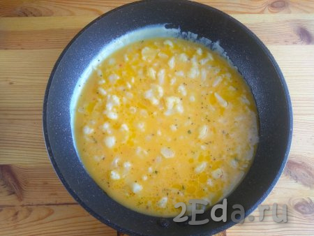 Вылить яично-молочную смесь вместе с цветной капустой. Сковороду накрыть крышкой и готовить омлет 1-2 минуты на сильном огне. После огонь уменьшить до минимального и продолжать готовить в течение 15 минут.