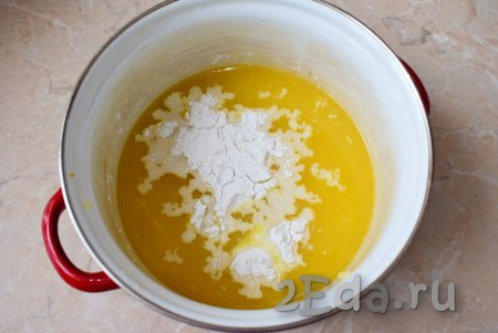 Перелейте сок в небольшую кастрюльку (или ковш), в которой будете варить апельсиновый курд. Снимите с апельсина цедру - тонкий слой кожуры оранжевого цвета. Цедру очень удобно снимать с апельсина с помощью мелкой тёрки, не затрагивая белый слой (именно белый слой, находящийся под цедрой, может дать горечь). К апельсиновому соку добавьте крахмал и 1 столовую ложку цедры, перемешайте венчиком, чтобы крахмал разошёлся и не осталось комочков.