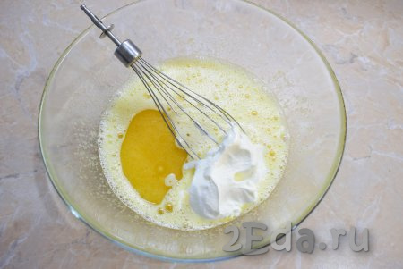 К яйцам, смешанным с сахаром, добавьте растопленное негорячее сливочное масло, растительное масло, сок лимона и сметану, перемешайте тесто до однородности.