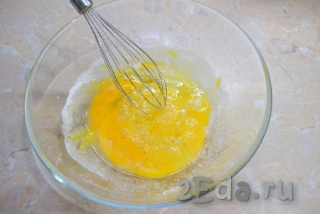 Для приготовления лимонного кекса соедините яйца с сахаром в достаточно глубокой миске и немного взбейте их. Сильно взбивать не надо, достаточно лишь, чтобы ингредиенты хорошо смешались друг с другом. Для смешивания ингредиентов можно воспользоваться венчиком (или миксером).