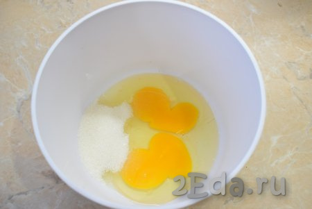 Для приготовления блинного теста возьмите удобную глубокую чашу, чтобы при смешивании ингредиентов не летели брызги. Для смешивания можно использовать миксер (или венчик). Соедините в чаше яйца и сахар.