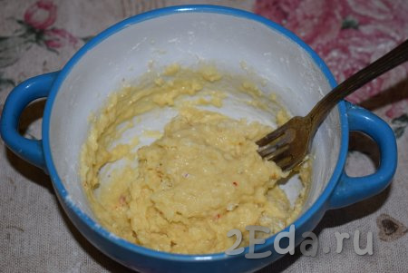 Перемешиваем муку с яйцом и солью между собой с помощью вилки, как бы замешивая не густое тесто.
