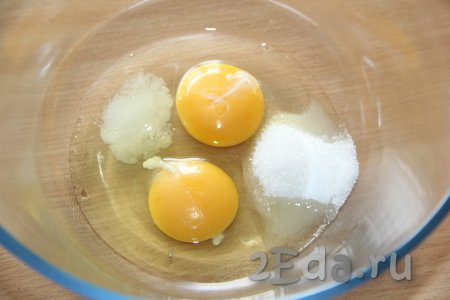 В миске соединить яйца, соль и сахар.