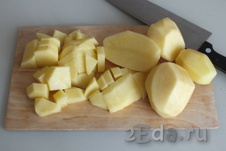 Картофель очистите, нарежьте кубиками размером, примерно, по 2 см.