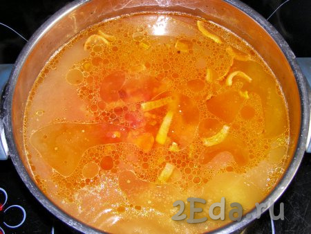 В кастрюлю с бульоном и отваренной картошкой выкладываем обжаренные лук с морковью, болгарским перцем и томатной пастой.