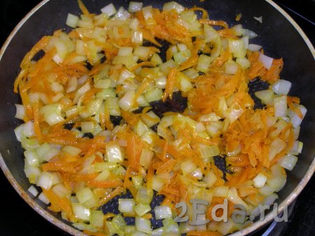 В сковородке на подсолнечном масле на среднем огне обжариваем лук с морковью в течение 3-5 минут (до размягчения овощей), периодически перемешивая.