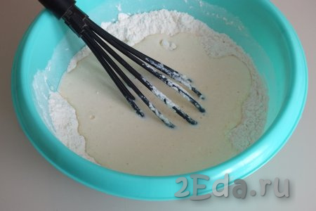 Яично-йогуртовую смесь влейте в миску с мукой, сахаром и разрыхлителем, перемешайте венчиком.