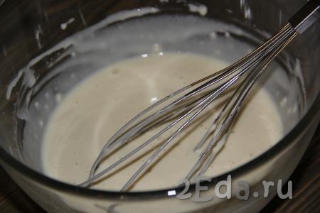 В глубокой миске соединить молоко, яйцо, соль и соду. Перемешать венчиком, а затем всыпать муку. Замесить однородное тесто, в конце влить растительное масло и хорошо перемешать. Тесто получится без комочков, не очень жидкое.