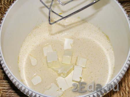 Масло нужно заранее достать из холодильника, чтобы оно, полежав при комнатной температуре, стало мягким. Нарезаем мягкое масло кубиками и кладём в чашу миксера к яично-сахарной смеси, взбиваем миксером около 5 минут (до однородности).