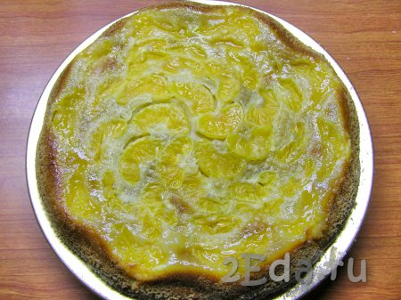 Достаём готовый пирог из духовки, накрываем большой плоской тарелкой, быстро переворачиваем так, чтобы слой мандаринов оказался сверху и оставляем остыть.