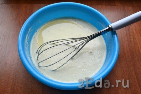 Затем влить растительное масло, венчиком замесить и немного взбить тесто. Блинное тесто получится не слишком густым, но и не жидким.