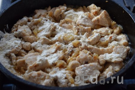 Далее добавляем в сковороду муку, аккуратно посыпая ею всё куриное филе. Обжариваем филе с мукой пару-тройку минут.