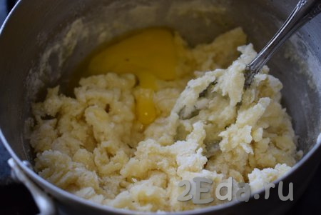 Когда тесто немного остынет, добавляем в него 1 яйцо и сразу же начинаем вмешивать его в тесто, иначе оно может свернуться.
