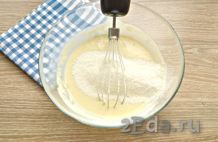 Добавить оставшуюся просеянную муку. На этом этапе, по желанию, можно добавить ванилин. Хорошо перемешать блинное тесто.