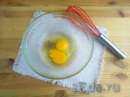 Яйца промыть в тёплой воде, разбить в миску, посолить и поперчить.