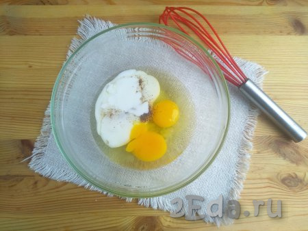 В миску с яйцами влить кефир комнатной температуры.