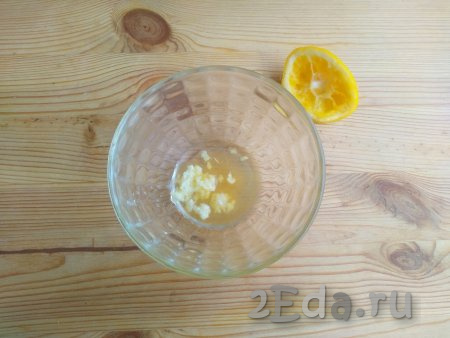 К чесночной массе добавить сок лимона.