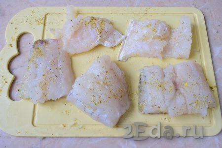 Филе судака разморозьте при комнатной температуре и нарежьте на кусочки. Посыпьте кусочки рыбного филе солью и специями, оставьте просолиться и пропитаться специями минут на 10.