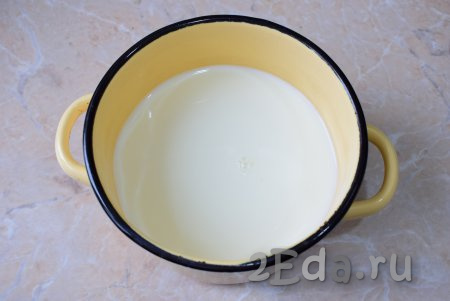 Для приготовления супа можно использовать молоко любой жирности. Однако если используете домашнее молоко, его желательно немного развести водой, так как очень жирный молочный суп полезен далеко не для всех. Налейте необходимое количество молока в кастрюлю (лучше всего подойдёт кастрюля с толстым дном или с антипригарным покрытием).