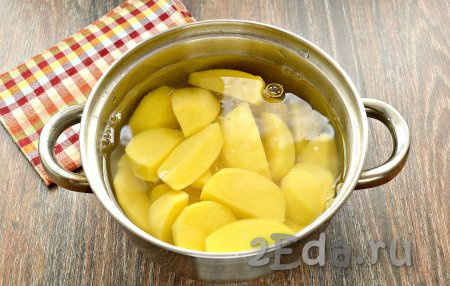 Картофель очистить, разрезать на половинки (или четвертинки), выложить в кастрюлю, полностью залить картошины водой, поставить на огонь.