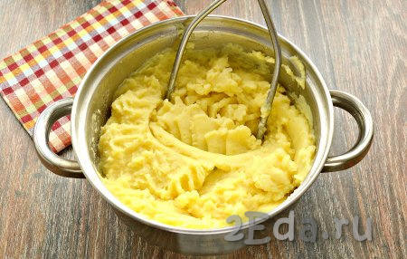 Размять картошку с маслом и молоком с помощью толкушки. Картофельное пюре должно получиться однородным, воздушным.