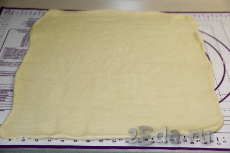 Раскатать тесто на силиконовом коврике (или на другой поверхности, присыпанной мукой) в пласт толщиной 3-5 мм.