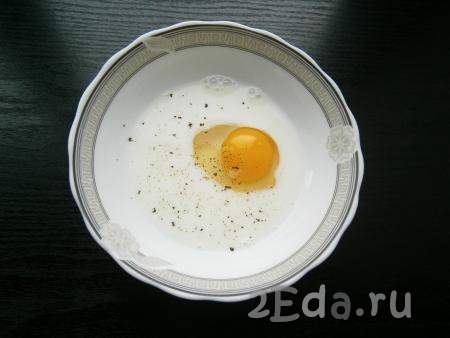 Для приготовления кляра в молоко добавить сырое яйцо, соль и немного черного молотого перца.