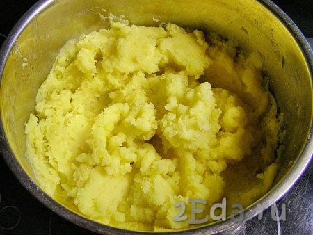 Тщательно разминаем картофель в пюре, чтобы не осталось крупных кусочков. Блендером пользоваться не советую, так как картофельное пюре получается "резиновым". Оставляем пюре остывать до комнатной температуры.
