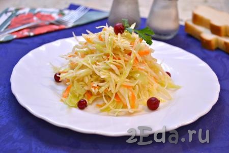Салат из капусты с луком, морковью и уксусом