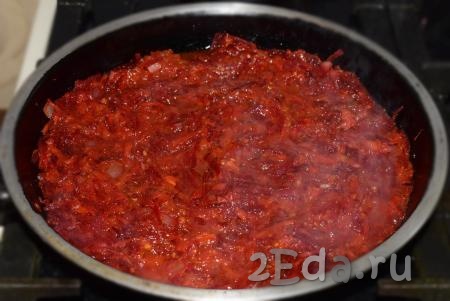 Потушим овощи вместе с томатом, примерно, 10 минут, накрыв крышкой.