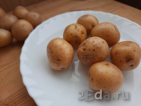 Молодой картофель хорошо промыть, не очищая от кожуры (я помыла картошку при помощи губки для мытья посуды).