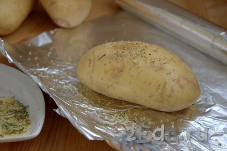Картофель хорошо вымыть, не очищая от кожуры. В нескольких местах на поверхности каждой картошины сделать проколы вилкой и натереть со всех сторон солью и любимыми специями (я использовала сванскую соль).