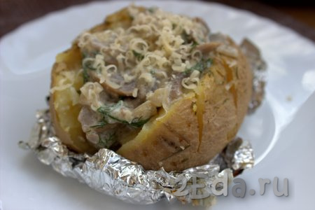 Сверху каждого картофеля выложить горячую грибную начинку и посыпать сыром, натёртым на мелкой тёрке.
