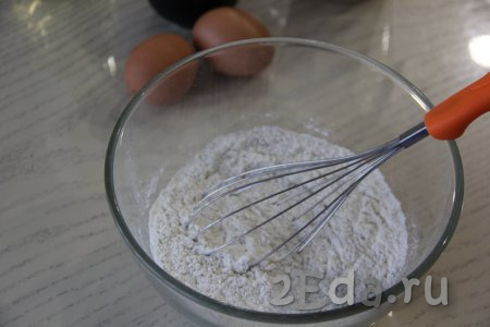 Для начала замесим блинное тесто, для этого в миске нужно соединить муку, сахар и соль.