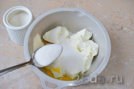 Затем всыпьте в чашу сахар (добавляя сахар, ориентируйтесь на свой вкус).