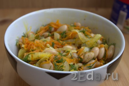 В миске соединить обжаренные лук и морковь, добавить отваренную (или консервированную) фасоль и мелко рубленную зелень. Если вы планируете подавать это блюдо в качестве гарнира, тогда к фасоли добавляйте горячие жареные лук с морковкой. Если же этот салат будете подавать в качестве закуски, тогда лук с морковкой можно добавлять тёплыми или полностью остывшими. Хорошо перемешать салат. Я не заправляла салат маслом, мне хватило масла, которое использовалось для обжарки моркови и лука.