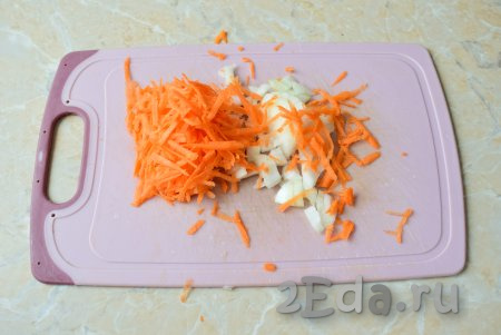Лук и морковь очистите, затем морковку натрите на тёрке, а луковицу нарежьте на средние кубики. Обжарьте лук и морковь на небольшом количестве растительного масла на среднем огне до мягкости (ориентировочно, вам потребуется около 5 минут). В процессе обжаривания не забывайте иногда перемешивать овощи, чтобы они не подгорели. Когда обжаренные морковь с луком станут мягкими, уберите их с огня и дайте им остыть.