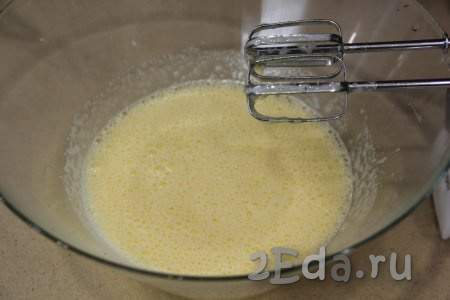 Взбивать яйца с сахаром в течение 7 минут с помощью миксера. Масса станет светлой и пышной, а сахар полностью растворится.