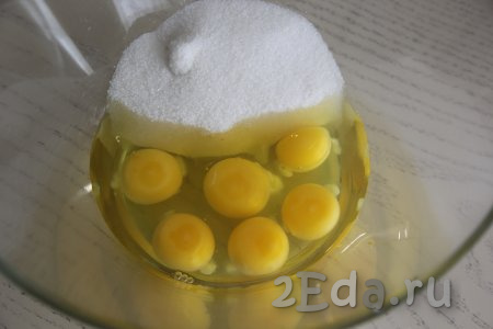 Яйца соединить в глубокой миске с сахаром.