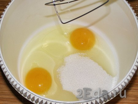 Для приготовления вафель смешиваем миксером сахар и яйца в течение 5-10 минут (до однородного состояния).